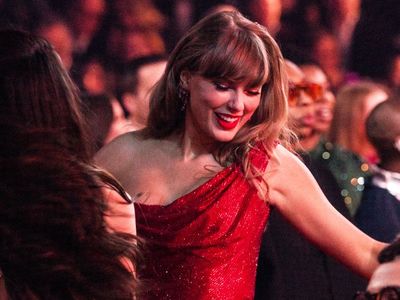 Taylor Swift's Toned Leg Muscles in Red Mini Dress at the Grammys Spark Fan
Discussion – Photos