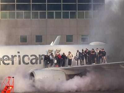 Passengers evacuate on wing of American Airlines plane after ...